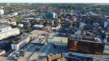 imágenes aéreas de drone vista de ángulo alto de londres luton ciudad de inglaterra gran bretaña foto