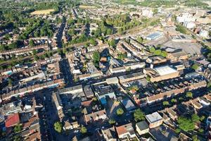 vista de drone de ángulo alto del centro de la ciudad de luton y la estación de tren, luton, inglaterra. luton es una ciudad y municipio con estatus de autoridad unitaria, en el condado ceremonial de bedfordshire foto