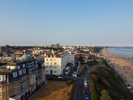 vista aérea y material de archivo en ángulo alto de la mejor playa de arena y la ciudad de bournemouth de inglaterra, reino unido, foto