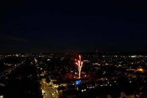 hermosa vista de ángulo alto de la ciudad de luton de inglaterra en la noche, imágenes de drones después del atardecer foto