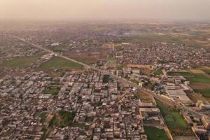 vista de ángulo alto de la ciudad de gujranwala y casas residenciales en antena congestionada de punjab pakistán foto
