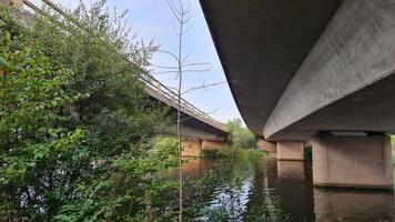 vista al lago caldecotte en milton keynes inglaterra foto