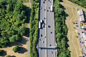 vista aérea de alto ángulo de las carreteras británicas y el tráfico que pasa por el campo de inglaterra reino unido foto