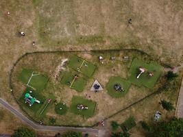 vista aérea y material de archivo en ángulo alto del parque infantil en la ciudad de luton, inglaterra, reino unido foto