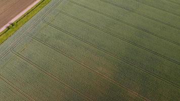 imágenes aéreas vista de ángulo alto de fuentes de generadores naturales de energía verde de turbinas eólicas y granjas de paneles solares en Inglaterra, Reino Unido foto