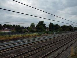 vista aérea de alto ángulo de las vías del tren en la estación de tren leagrave luton de inglaterra reino unido foto