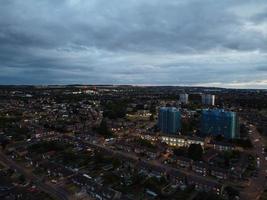 vista aérea de ángulo alto de la ciudad de luton de inglaterra en la noche del atardecer. foto