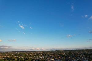 imágenes aéreas de drone vista de ángulo alto de londres luton ciudad de inglaterra gran bretaña foto