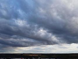 hermosa y colorida puesta de sol con nubes coloridas y cielo sobre la ciudad de luton de inglaterra gran bretaña foto