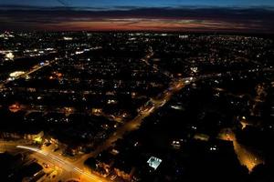 hermosa vista de ángulo alto de la ciudad de luton de inglaterra en la noche, imágenes de drones después del atardecer foto