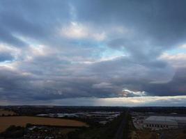 cámara de drone de ángulo alto vista de ángulo alto de las vías del tren en el cruce de autopistas de luton inglaterra reino unido foto