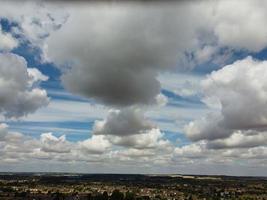 el cielo más hermoso con nubes gruesas sobre la ciudad británica en un día caluroso y soleado foto