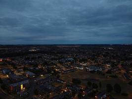imágenes de alto ángulo de vista aérea de la ciudad de luton de inglaterra en la noche foto