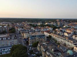 vista aérea y material de archivo en ángulo alto de la mejor playa de arena y la ciudad de bournemouth de inglaterra, reino unido, foto