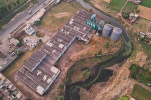 vista aérea de ángulo alto de la aldea de kala shah kaku y el polígono industrial de punjab, pakistán foto