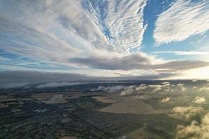 vista aérea de las nubes al amanecer en la mañana sobre gran bretaña, imágenes de drones, hermosa mañana con vientos fuertes y nubes que se mueven rápidamente foto