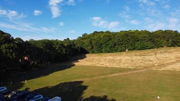 imágenes de alto ángulo de vista aérea del parque público local de inglaterra foto