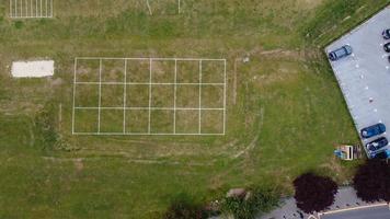 una filmación aérea y una vista de ángulo alto del campo de juego de una escuela secundaria de niños en la ciudad de luton de inglaterra, autopistas y carreteras británicas foto