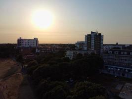 vista aérea y material de archivo en ángulo alto de la mejor playa de arena y la ciudad de bournemouth de inglaterra, reino unido, foto