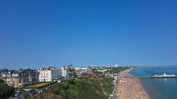 vista aérea y material de archivo en ángulo alto de la mejor playa de arena y la ciudad de bournemouth de inglaterra, reino unido, foto