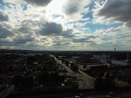 vista aérea de ángulo alto de carreteras británicas y autopistas de alta velocidad en la ciudad de luton de inglaterra reino unido foto