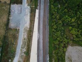 cámara de drone de ángulo alto vista de ángulo alto de las vías del tren en el cruce de autopistas de luton inglaterra reino unido foto