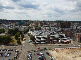 vista aérea y material de archivo en ángulo alto del centro de la ciudad británica de luton, inglaterra, reino unido. foto