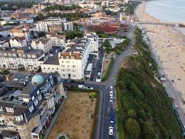 vista aérea y material de archivo en ángulo alto de la mejor playa de arena y la ciudad de bournemouth de inglaterra, reino unido, foto