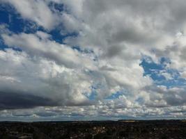 hermosa y colorida puesta de sol con nubes coloridas y cielo sobre la ciudad de luton de inglaterra gran bretaña foto