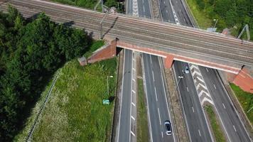 vista aérea de alto ángulo de las carreteras británicas y el tráfico que pasa por el campo de inglaterra reino unido foto