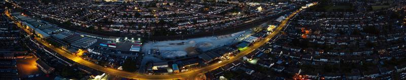 hermosa vista aérea nocturna de la ciudad británica, imágenes de drones de gran ángulo de la ciudad de luton en inglaterra reino unido foto