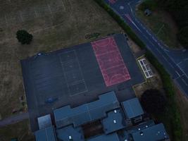 imágenes de alto ángulo de vista aérea de la ciudad de luton de inglaterra en la noche foto