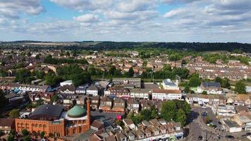 una vista aérea de ángulo alto de la ciudad de luton en inglaterra sobre una zona residencial de la comunidad asiática de pakistaníes y cachemires. foto