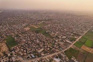 vista de ángulo alto de la ciudad de gujranwala y casas residenciales en antena congestionada de punjab pakistán foto