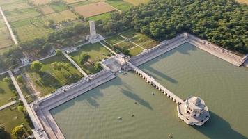 vista aérea de alto ángulo de mogoles históricos hiran minar y pueblo de sheikhupura pakistán foto