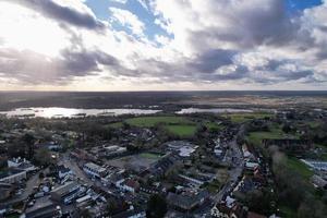 Imágenes aéreas y vistas en ángulo alto de la ciudad de Luton en Inglaterra, Reino Unido, imágenes de drones foto