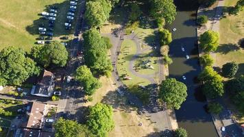 imágenes de alto ángulo de vista aérea del parque público local de inglaterra foto