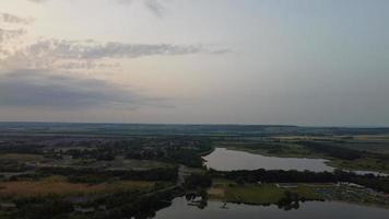 imágenes de vista aérea de alto ángulo sobre la turbina eólica del molino de viento en el lago stewartby de inglaterra al amanecer foto