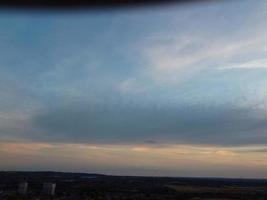 imágenes aéreas de drone vista de ángulo alto de la ciudad de londres luton de inglaterra con edificios foto