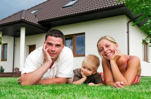 casa y familia feliz foto