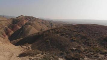 vista aérea ascendente textura única colorido arco-íris deserto canyons em mravaltskaro, geórgia video