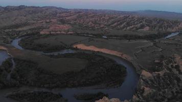 vista aérea paisagem de mijniskure com o rio alazani na fronteira com o azerbaijão e a geórgia. video