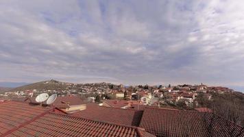 vue aérienne révélatrice de la ville d'amour de sighnaghi et de l'arrière-plan de la vallée d'alazani. destination de vacances en géorgie video