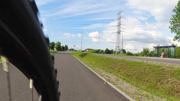 fahrradperspektive hyperlapse auf dem bürgersteig pendeln in der litauischen landschaft video