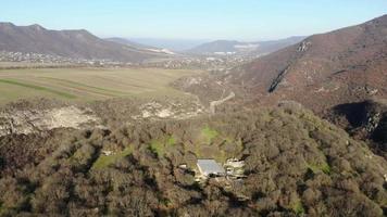 dmanisi, georgien, 2021 - dmanisi arkeologiska museum visar skalleartefakter video