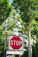 señal de stop en una carretera vacía foto