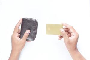 vista superior de la mano de la persona con tarjeta de crédito sobre fondo blanco foto
