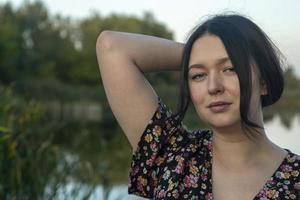 cerrar retrato joven y bella mujer. foto