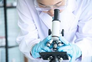 mujer asiática científica, investigadora, técnica o estudiante realizó investigaciones en laboratorio foto