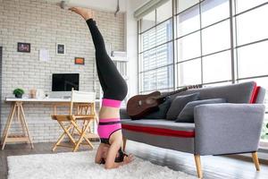 joven asiática haciendo ejercicio y haciendo yoga en casa, concepto saludable. foto